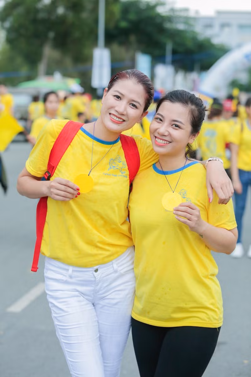 Người mẫu - diễn viên Trang Trần và ca sĩ Phượng Vũ.