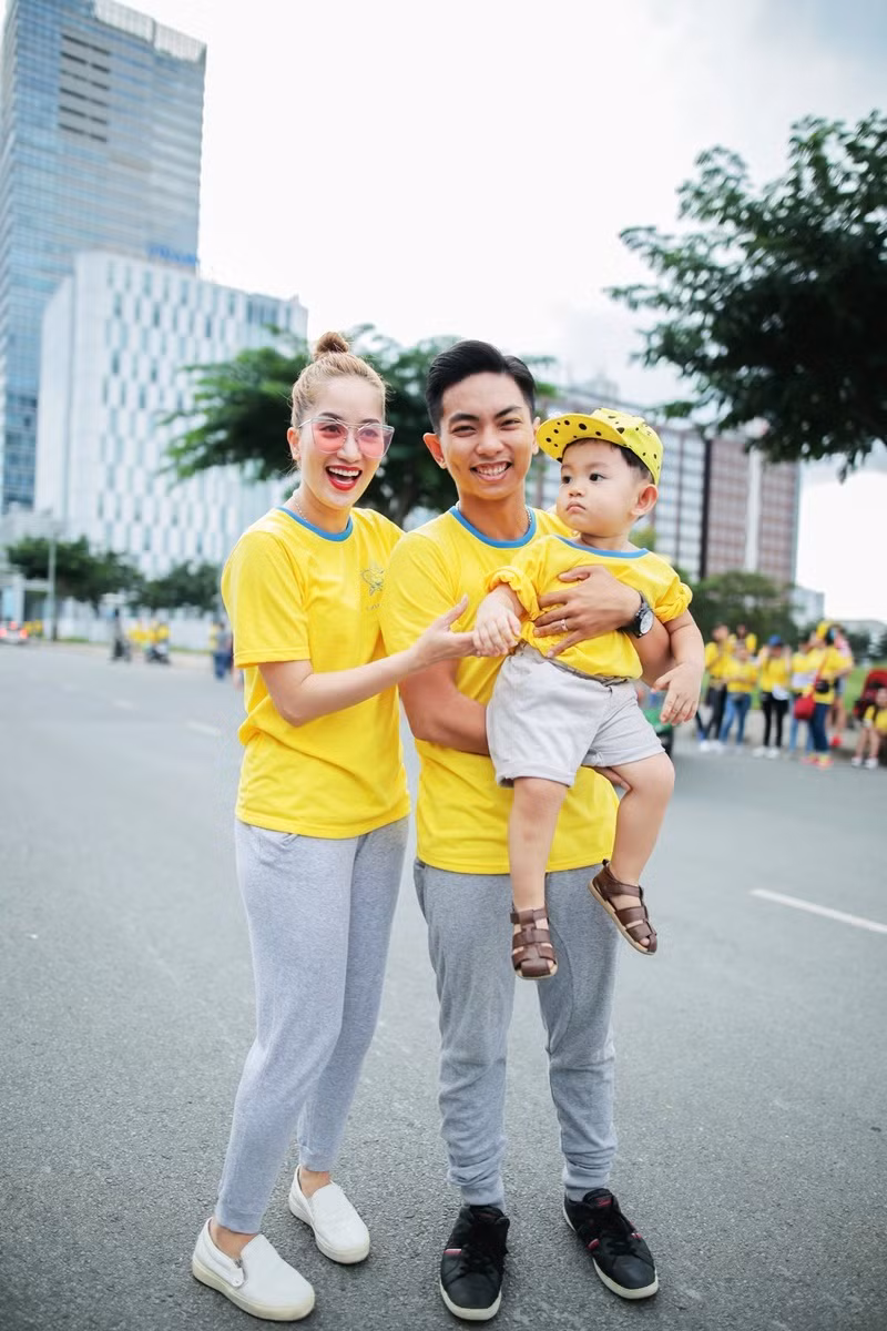  Vợ chồng Khánh Thi - Phan Hiển và con trai cùng mặc chiếc áo đồng phục của chương trình với phong cách khỏe khoắn tham gia sự kiện chiều 20/11.