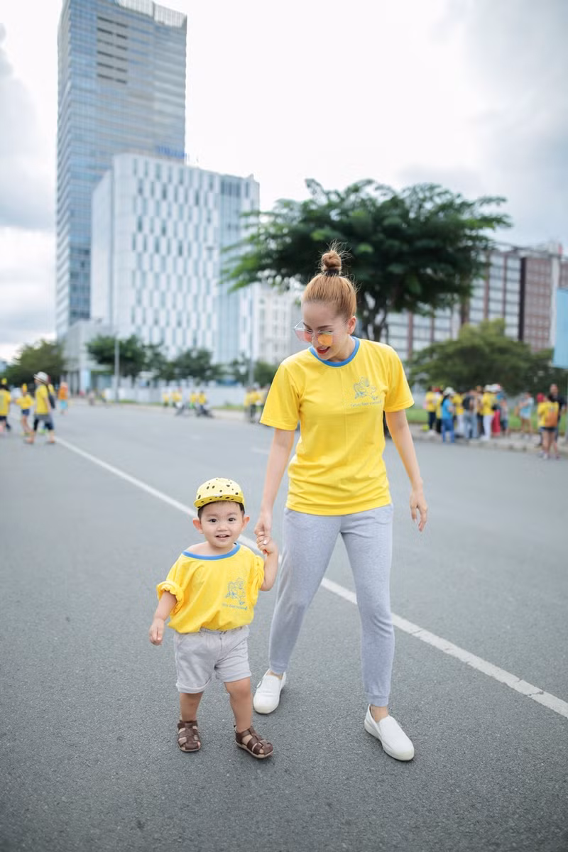 Con trai của Khánh Thi hoạt bát và lanh lợi khi xuất hiện tại sự kiện.