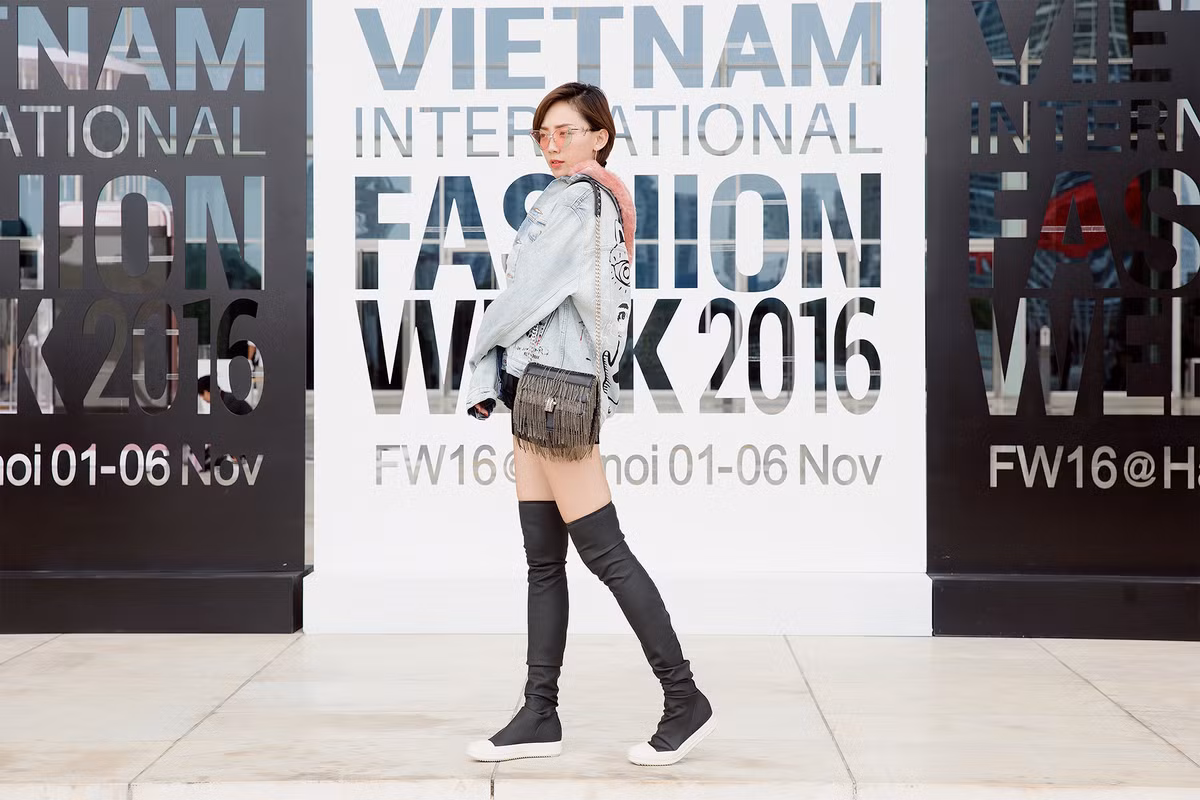 Set đồ denim cá tính cùng kính mát với kiểu dáng lạ càng làm tăng thêm sự lôi cuốn, năng động của Tóc Tiên.