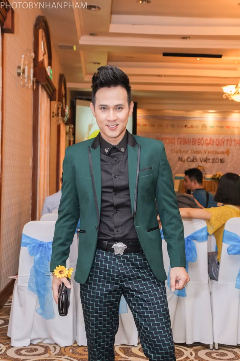 Nam ca sĩ Nguyên Vũ bảnh bao với vest xanh.