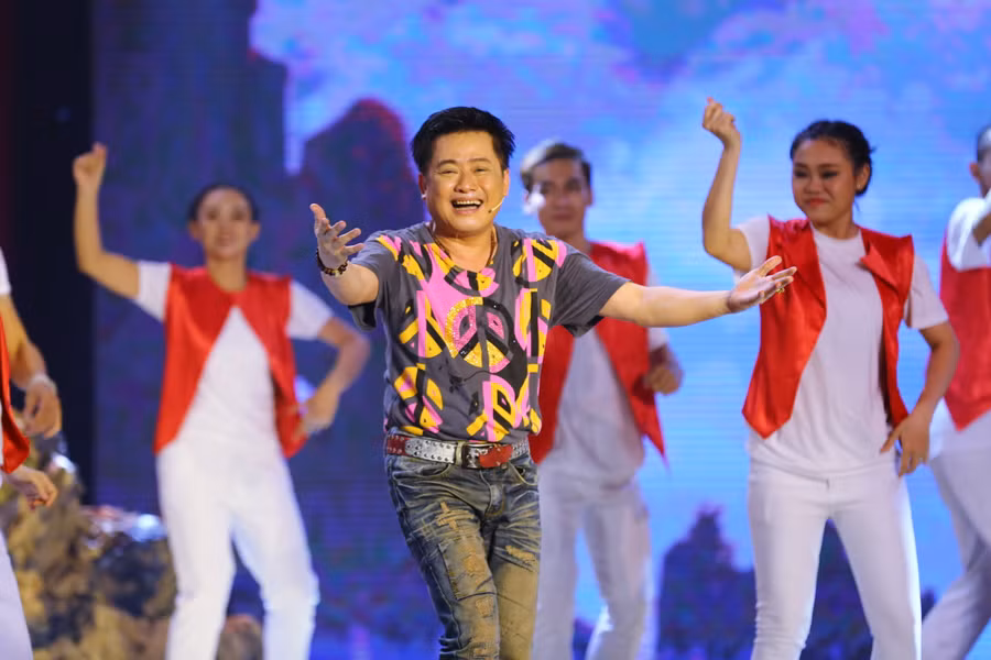 Gia Bao nhai giong Son Tung MTP cham biem nghe si tre-Hinh-3