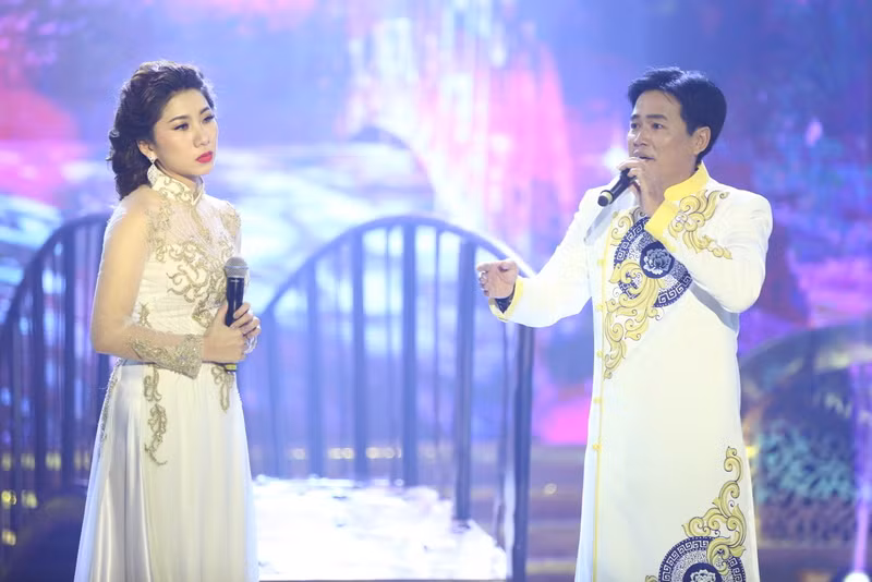 Co be 14 tuoi hat tinh ca khien Y Lan hoang hot-Hinh-4