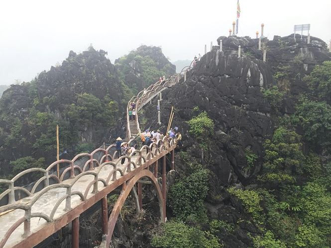 Được biết, ông Nguyễn Văn Son – Giám đốc Công ty CP Du lịch Tràng An đã có đơn đề nghị tự nguyện tháo dỡ công trình xây dựng trái phép với gần 1.000 bậc bê tông. Công trình này được xây dựng từ tháng 8/2017. Đến tháng 1/2018, nó được đưa vào khai thác. Trong ảnh: Máy móc được huy động để phá dỡ công trình sai phạm. Được biết, ông Nguyễn Văn Son – Giám đốc Công ty CP Du lịch Tràng An đã có đơn đề nghị tự nguyện tháo dỡ công trình xây dựng trái phép với gần 1.000 bậc bê tông. Công trình này được xây dựng từ tháng 8/2017. Đến tháng 1/2018, nó được đưa vào khai thác. Trong ảnh: Máy móc được huy động để phá dỡ công trình sai phạm.