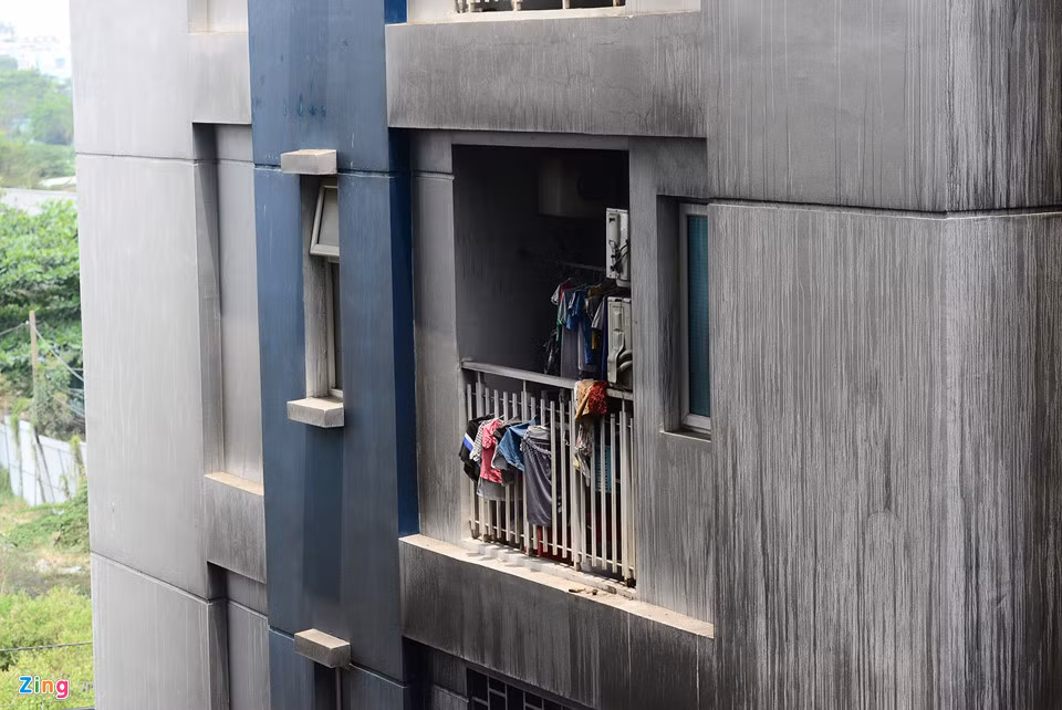 Quần áo các căn hộ tầng 4, 5 block A, nơi bị ảnh hưởng khói nặng nhất vẫn đang được để nguyên từ sau khi xảy ra vụ cháy chung cư Carina Plaza.