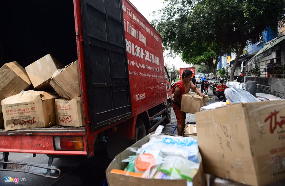 Trong ngày 30/3, vẫn còn một số hộ dân thuê công ty dịch vụ chuyển hết đồ đạc đến nơi ở mới.