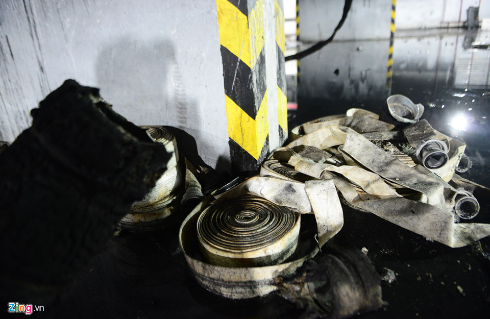 Vòi phun nước bên trong vẫn đang được xếp thành cuộn nằm một góc. Vừa qua, Sở Xây dựng TP.HCM đã kiến nghị UBND TP.HCM giao Sở PCCC TP kiểm tra thẩm định toàn bộ hệ thống PCCC của chung cư, đề xuất giải pháp khắc phục hoàn thiện đảm bảo yêu cầu, kiểm tra việc nghiệm thu PCCC của công trình.