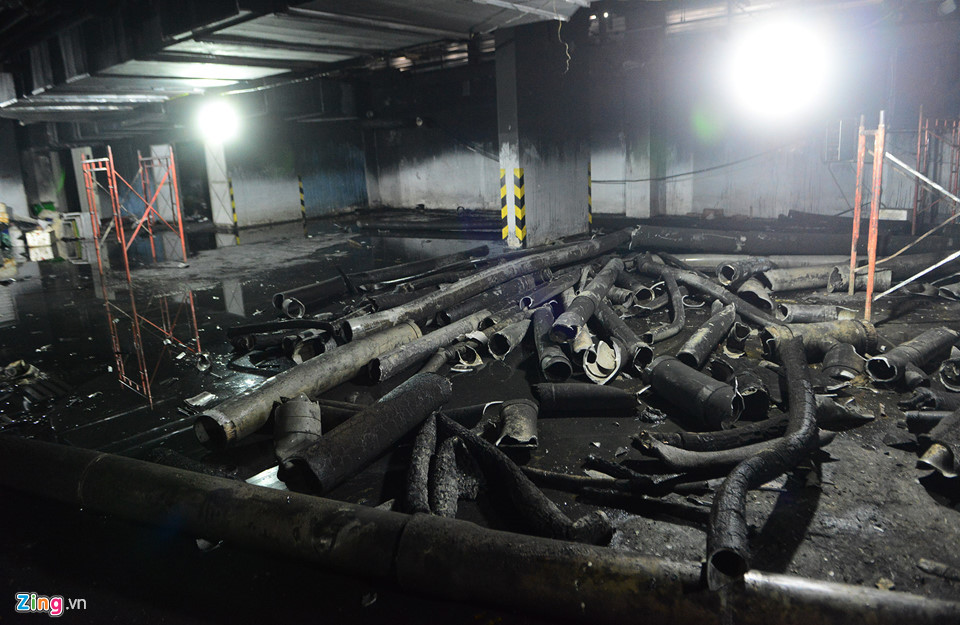 Hàng trăm ống xả vệ sinh được gom lại còn còn dính rất nhiều chất thải, bốc mùi thối nồng nặc trong hầm.