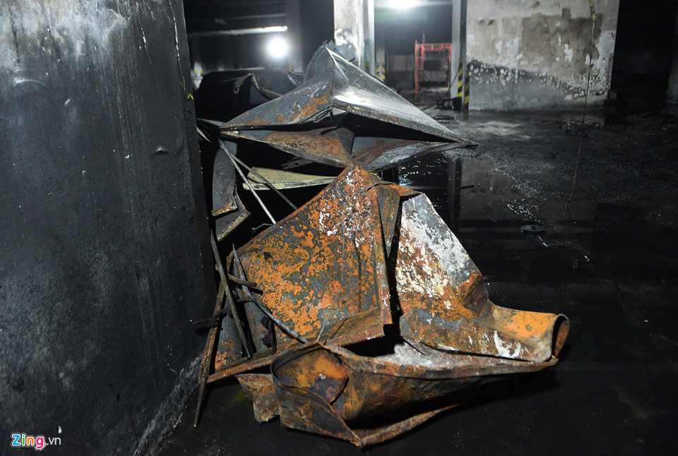 Những hộp thông gió bằng thép giữa block A bị sức nóng của lửa cháy cuộn thành méo mó.
