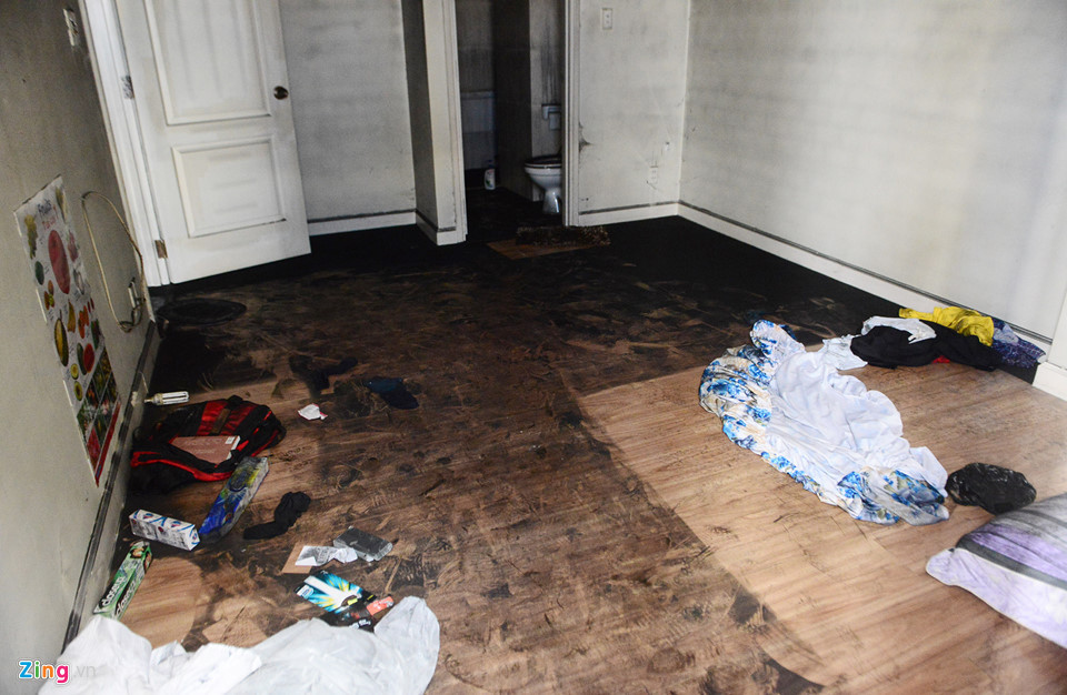 Một phòng căn hộ tại tầng 2 trong số những căn tại khu vực giữa block A và B từ mặt sàn đến tường còn dính tro bụi đen khịt. Đồ đạc thiết yếu đã được cư dân chuyển đi, chỉ còn lại căn phòng trống.