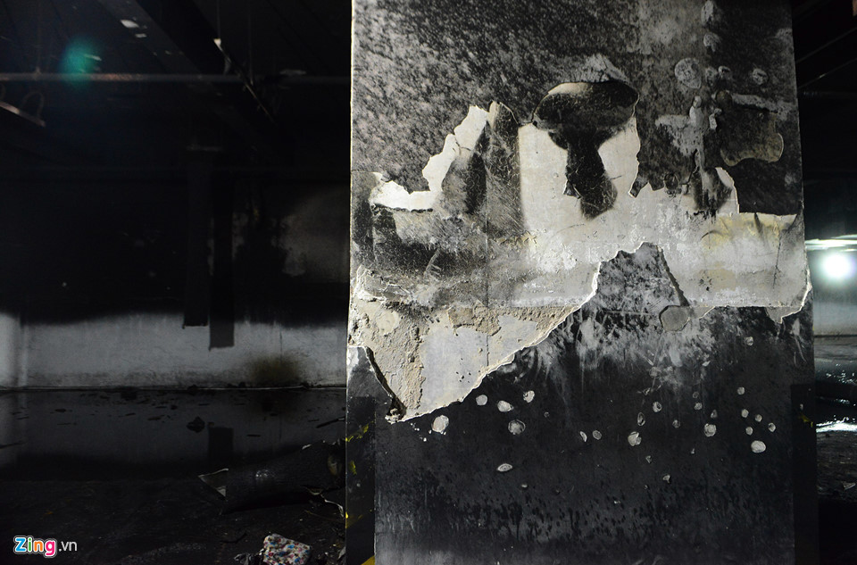 Đặc biệt, hàng loạt cột tầng hầm bị lửa thiêu đốt khiến các lớp bên ngoài bị bong tróc.