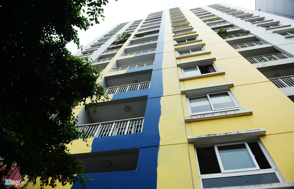 Trong ngày 29/3 một số mảng tường đã được chủ đầu tư sơn lại màu vàng nhưng không cạo đi lớp cũ. Tuy nhiên, thời điểm hiện tại việc sơn lại tường bên ngoài ở chung cư Carina Plaza đang được tạm dừng.