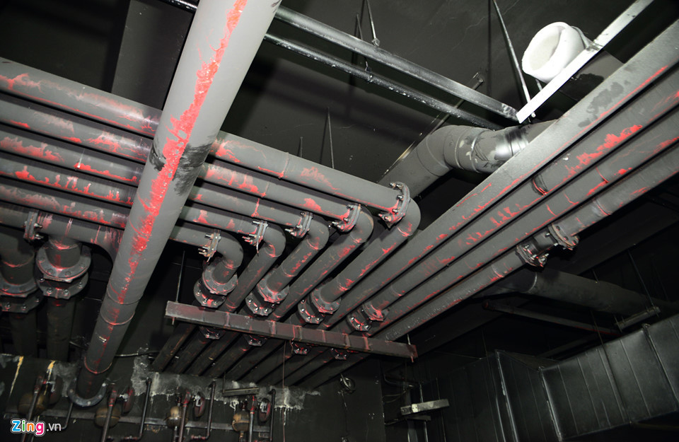 Hệ thống PCCC với ống nước, chuông báo động bên dưới hầm tại khu vực xảy ra cháy còn khá nguyên vẹn, bình chữa cháy mini vứt ngổn ngang. Khi vụ cháy xảy ra, toàn bộ hệ thống cảnh báo và chữa cháy của chung cư này bị tê liệt hoàn toàn, không thể hoạt động được khiến cư dân hết sức bức xúc.