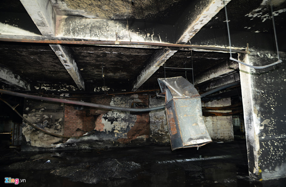 Hệ thống điện, ống thông gió, PCCC... trong những ngày qua được công nhân dọn dẹp nhưng vẫn còn ngổn ngang.