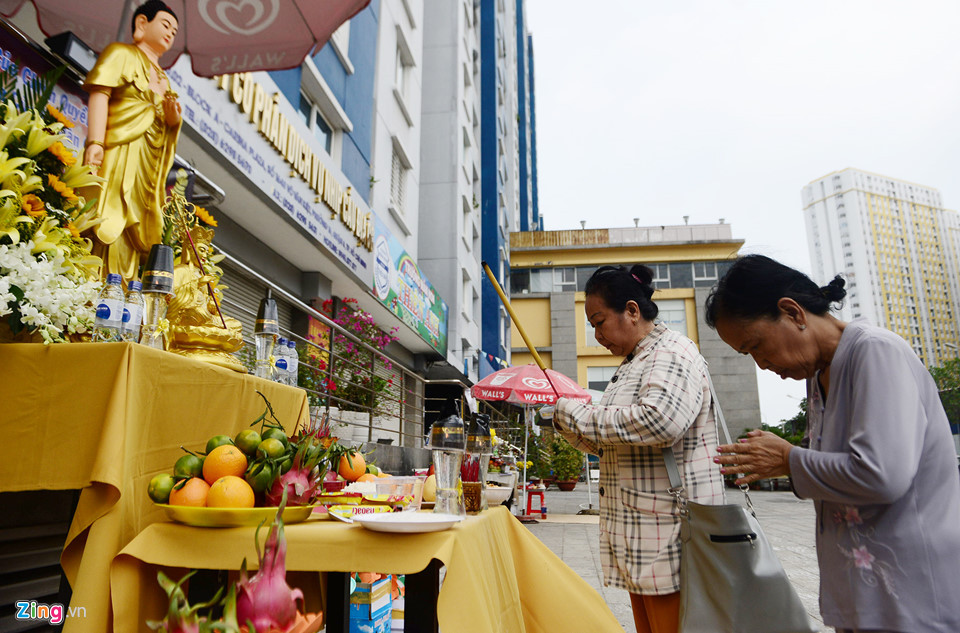 Nhiều bàn thờ đã được lập tại khu vực trước lock A. Liên tiếp trong các tối vừa qua, hàng trăm người đã tổ chức lễ cầu siêu, cầu nguyện cho 13 nạn nhân sớm được siêu thoát. Trong ngày 30/3, nhiều nhóm người dân, phật tử cũng lần lượt tới thắp hương cho các nạn nhân xấu số. "Vụ cháy gây thiệt hại lớn về người quá thương tâm, nhóm phật tử chúng tôi sáng nay gọi nhau tới đây cầu cho linh hồn những nạn nhân được siêu thoát. Tôi hiện tại cũng đang sống tại chung cư nên cảm thấy bất an sau vụ cháy. Chúng tôi sẽ phải luôn nhắc nhở nhau về phòng cháy chữa cháy để tránh những điều đáng tiếc tương tự", bà Tâm Phúc, ngụ chung cư 336 Thái Văn Luông, quận 6 chia sẻ.