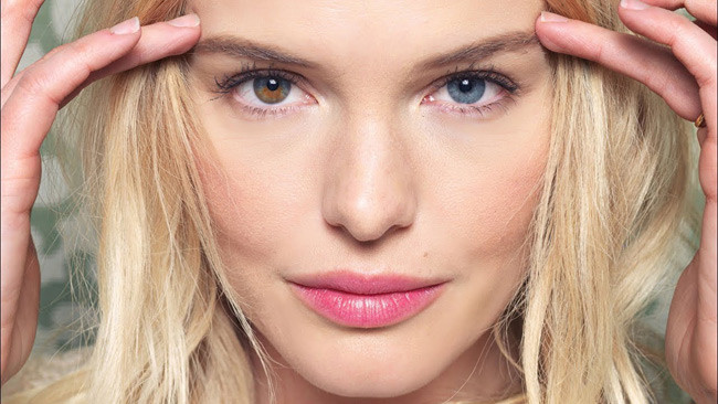  5. Hội chứng mắt nhiều màu Nếu ai đó có 2 màu mắt khác nhau thì chứng tỏ họ đã mắc một hội chứng đột biến gene có tên là heterochromia iridum khiến dị hợp tử không đều. Được biết, sự đột biến này sẽ khiến các sắc tố bố trí rải rác và không đồng đều trên mống mắt, tạo ra nhiều màu trong mắt. 