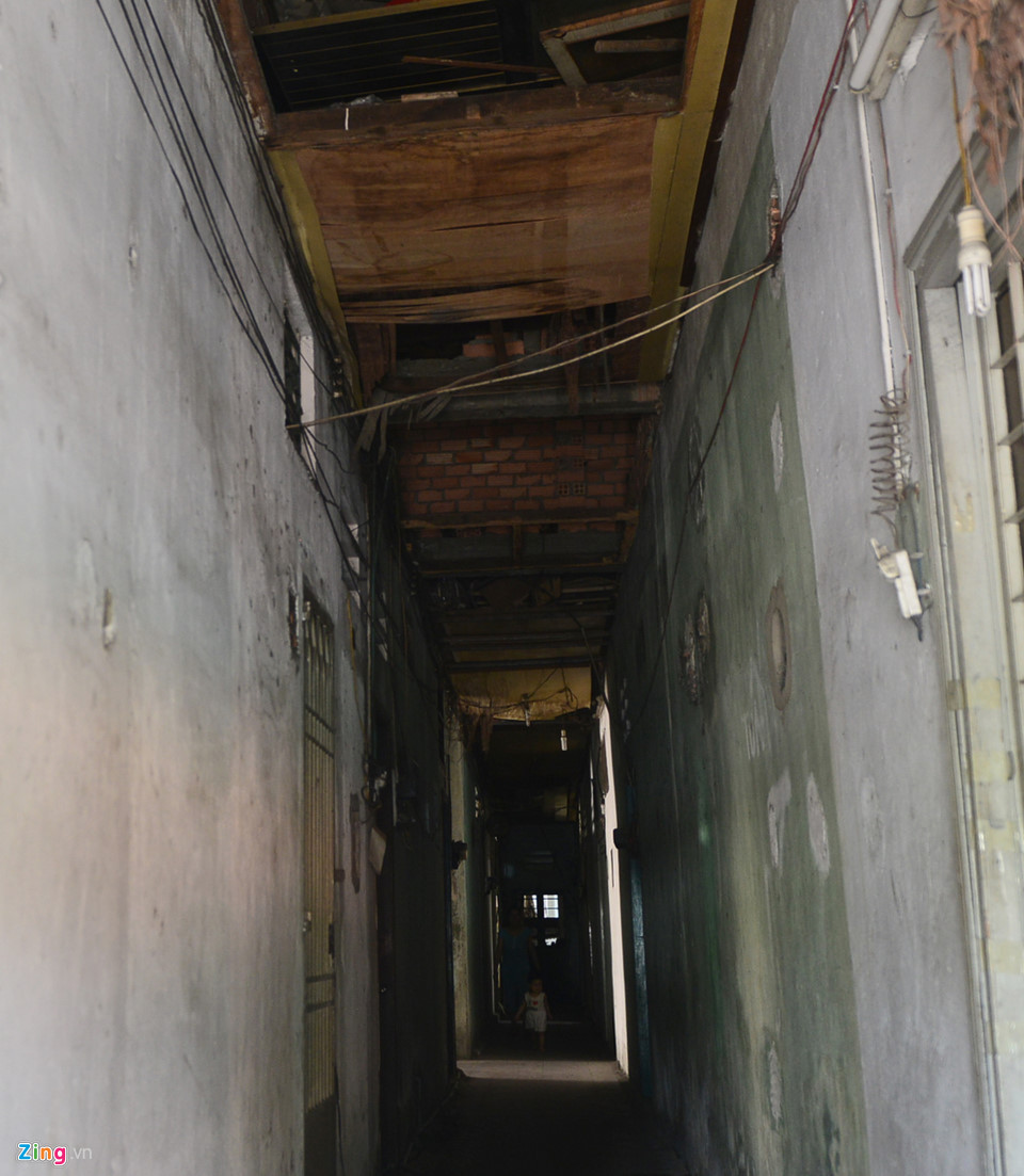 Công trình kết cấu một trệt một lầu này nằm trong diện tích khu đất phù hợp quy hoạch gần 700 m2, có 26 căn hộ với khoảng 40 người đang sinh sống. Công trình thuộc diện nhà chung cư nguy hiểm cần phải di dời, phá dỡ khẩn cấp theo quy định. Ảnh: Zing.