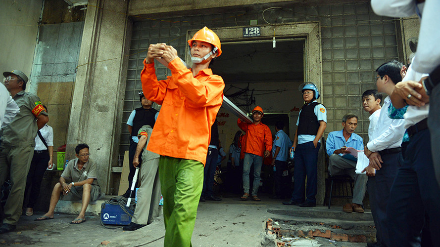 Trước thực trạng này, UBND quận 1 đã tổ chức di dời khẩn cấp, bố trí tạm cư cho người dân. Đồng thời lên phương án cưỡng chế phá dỡ khẩn cấp từ tháng 4 đến tháng 9/2017. Ảnh: TTO.