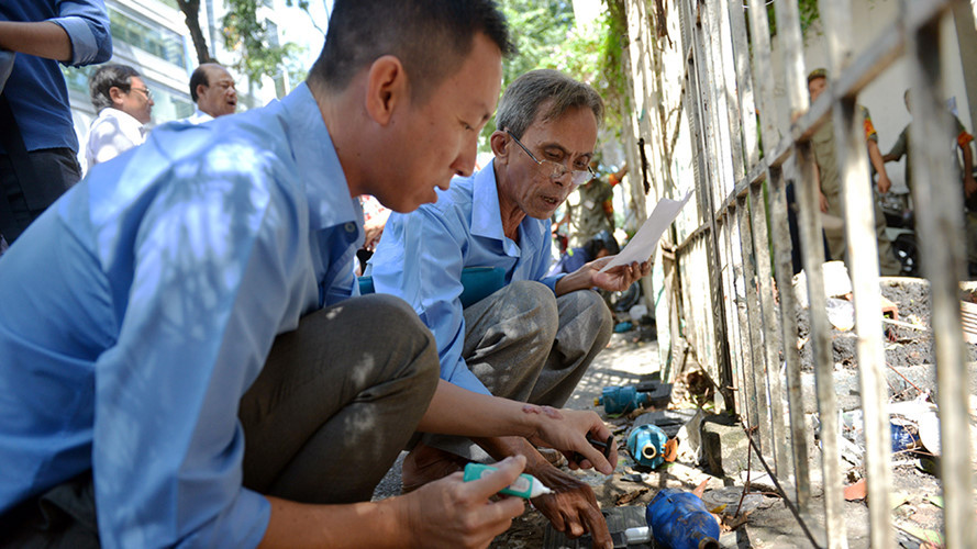 Về hướng xây dựng lại chung cư, quận cũng tổ chức hội nghị lựa chọn chủ đầu tư xây dựng mới chung cư này. Trong trường hợp hết thời hạn theo quy định nhưng chủ sở hữu nhà chung cư chưa chọn được chủ đầu tư, quận sẽ cưỡng chế phá dỡ và tổ chức thực hiện việc đầu tư, cải tạo và xây dựng lại nhà chung cư. Ảnh: TTO.