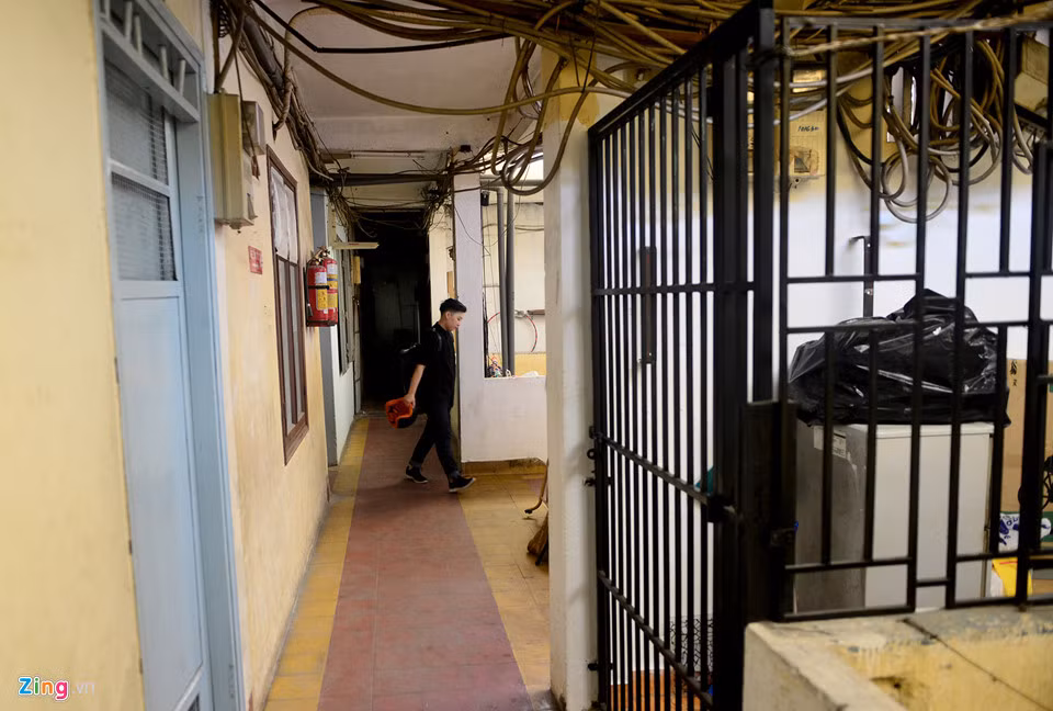 Theo kết quả kiểm định chất lượng công trình chung cư của Sở Xây dựng TP.HCM, công trình chung cư số 155 - 157 đường Bùi Viện có quy mô theo hiện trạng gồm trệt, 6 lầu, sân thượng, mái bê tông cốt thép được đánh giá là đánh giá mức độ nguy hiểm của cả hai chung cư đều là cấp D. Ảnh: Zing.