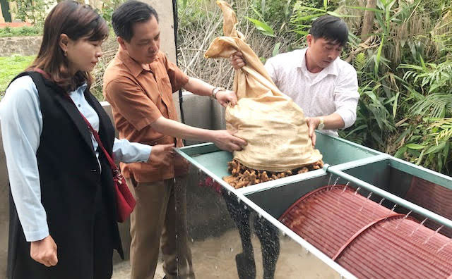 Phó Chủ tịch UBND huyện Tương Dương Vi Mỹ Sơn (giữa) và Tổng Đội phó Vương Trung Úy thử mẻ nghệ đầu tiên. Ảnh: Ngọc Thọ