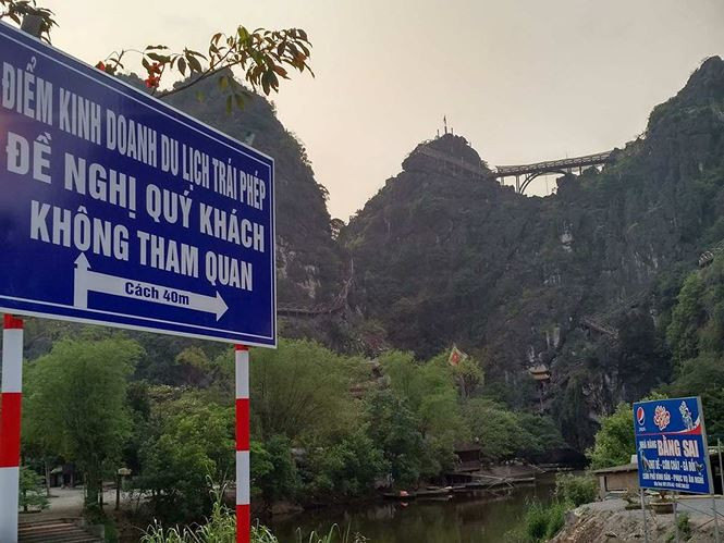 Dựng biển cảnh báo du khách không tham quan công trình sai phép. Ảnh: Minh Đức Dựng biển cảnh báo du khách không tham quan công trình sai phép. Ảnh: Minh Đức