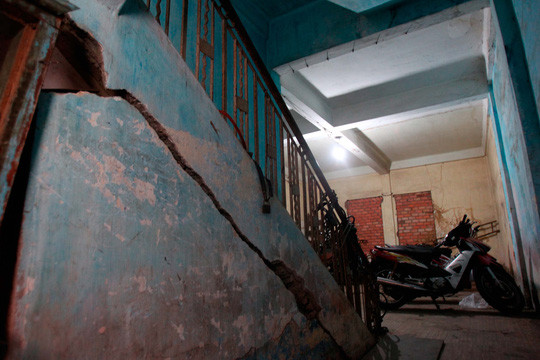 Sau thời gian dài cải tạo, sử dụng, hiện chung cư 47 Long Hưng đã xuống cấp trầm trọng và không còn đảm bảo an toàn. Ảnh: NLĐ.