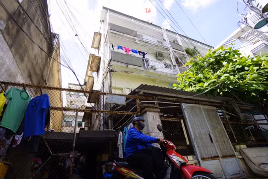  5. Chung cư 47 Long Hưng Chung cư 47 Long Hưng (phường 7, quận Tân Bình, TP HCM) có diện tích đất 2.554,530 m2, gồm 30 căn được xây dựng vào những năm 60 của thế kỷ trước. Ảnh: NLĐ.