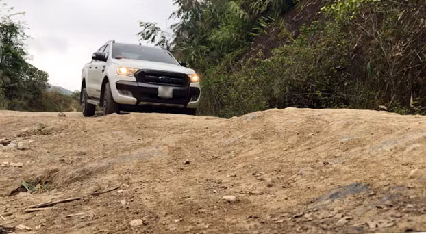 Để tới đỉnh Huồi Sơn, phóng viên phải lái xe vượt qua những con đường đất đá gồ ghề, lởm chởm. Ảnh: Ngọc Thọ