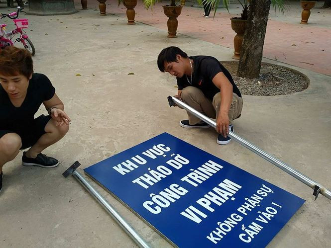 Ghi nhận của PV Tiền Phong vào sáng 30/3 cho thấy, hàng trăm công nhân cùng thiết bị máy móc đã được huy động để phá dỡ công trình sai phép. Ngoài ra, lực lượng chức năng lập chốt phong toả khu vực Tràng An cổ để đảm bảo an toàn cho việc phá dỡ. Trong ảnh: Cắm biển phong toả hiện trường để đảm bảo an toàn cho việc phá dỡ. Ghi nhận của PV Tiền Phong vào sáng 30/3 cho thấy, hàng trăm công nhân cùng thiết bị máy móc đã được huy động để phá dỡ công trình sai phép. Ngoài ra, lực lượng chức năng lập chốt phong toả khu vực Tràng An cổ để đảm bảo an toàn cho việc phá dỡ. Trong ảnh: Cắm biển phong toả hiện trường để đảm bảo an toàn cho việc phá dỡ.