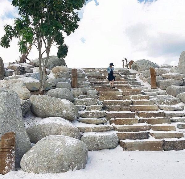 Ngoại cảnh lý tưởng với bãi cát trải dài, bãi đá hùng vĩ, trang trại ngựa, nhà sàn… Ảnh: Saostar.