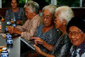 Sự hỗ trợ lẫn nhau trong cộng đồng còn được thể hiện thông qua moai - cơ chế xã hội tập hợp những nhóm người có cùng mối quan tâm lại với nhau, cho phép họ phát triển các kết nối tình cảm. Điều này quan trọng để giúp bạn sống lâu vì "cô đơn cũng tệ như hút thuốc vậy".