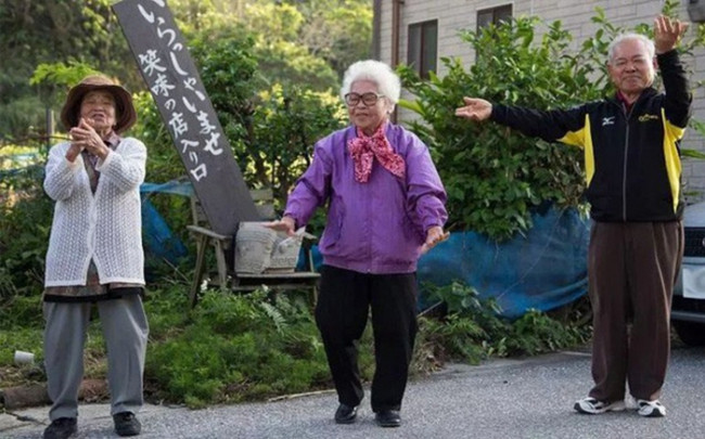 Khoảng 2/3 tuổi thọ liên quan đến chế độ ăn uống và cách sống, phần còn lại là do di truyền. GS Willcox khẳng định: “Tuổi thọ có trong di truyền của các gia đình ở đây"