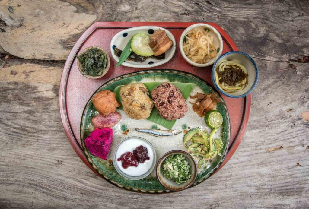 Một số người cho rằng Chouju-zen, hay "thực phẩm trường thọ", giàu dinh dưỡng nhưng chứa ít calo, góp phần mang đến cuộc sống lâu dài cho người dân Okinawa. Giáo sư Willcox cho biết chế độ ăn truyền thống của người Okinawa giàu dinh dưỡng nhưng nghèo calo. Nguyên nhân là thay vì gạo trắng, khoai lang được coi là lương thực chính ở đây cho đến những năm 1960.