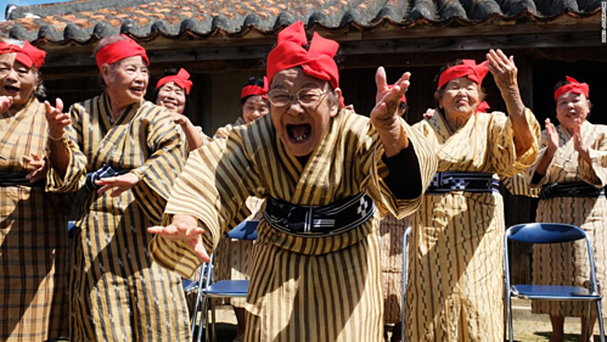 Tại sao Ogimi và những nơi khác trên đảo Okinawa có nhiều người sống thọ như vậy? Theo Craig Willcox, giáo sư sức khỏe cộng đồng và lão khoa tại Đại học Quốc tế Okinawa, điều đó xuất phát từ 3 yếu tố chính: chế độ ăn uống, tập quán xã hội và di truyền.