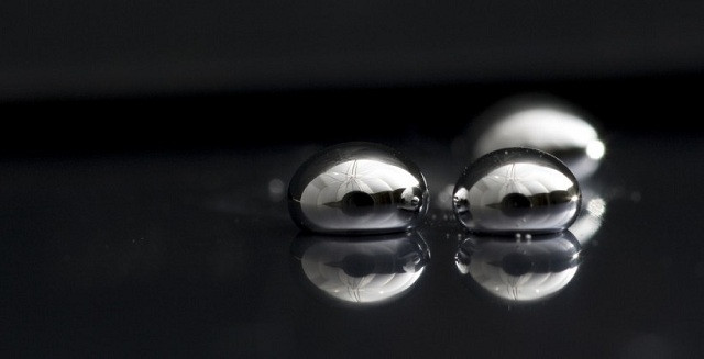 Người lớn bị ngộ độc thủy ngân có thể gặp các triệu chứng như: yếu cơ; có vị kim loại trong miệng; buồn nôn và ói mửa; thiếu kỹ năng vận động hoặc phối hợp, khó đi lại hoặc đứng thẳng; mất cảm giác ở tay, mặt hoặc các khu vực khác; thay đổi về thị giác, thính giác hoặc lời nói; khó thở.