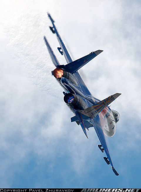 Dù có trọng lượng rất lớn, lên tới 30 tấn (mang đủ nhiên liệu vũ khí), nhưng Su-27 được đánh giá rất cao khả năng cơ động, thao diễn trên không. Nói cách khác, đó là máy bay rất nhanh nhẹn và cũng rất lớn. Ảnh: Su-27 của Phi đội bay biểu diễn “Hiệp sĩ Nga”.