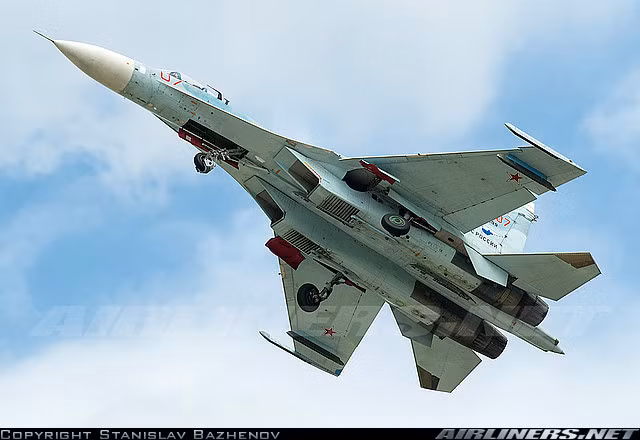 Su-27 có khả năng triển khai 8 tấn vũ khí trên 10 giá treo.