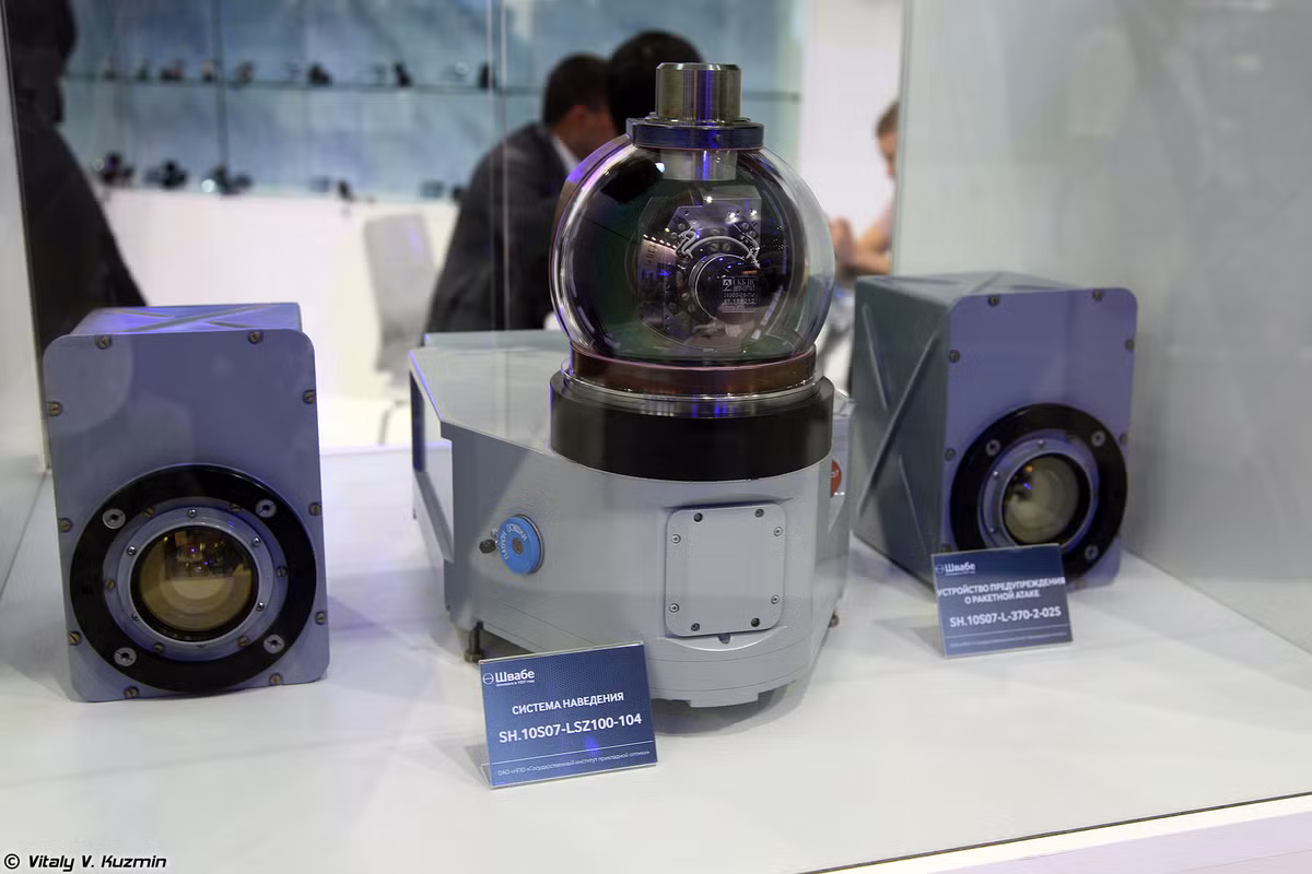 Các thành phần hệ thống báo động tên lửa bao gồm khối gây nhiễu LSZ100-1 và khối cảm biến cảnh báo laser L370-2 đã được giới thiệu tại triển lãm hàng không MAKS vào tháng 8/2015.