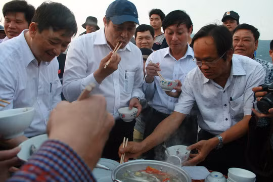 Cũng trong chiều ngày hôm qua (30/4), Chủ tịch UBND TP Đà Nẵng ông Huỳnh Đức Thơ (người đội mũ) cùng ông Đặng Việt Dũng, Phó chủ tịch UBND TP Đà Nẵng và lãnh đạo các sở, ngành thưởng thức món cá nục do ngư dân đánh bắt và chế biến để khẳng định cá biển ở Đà Nẵng an toàn. Nguồn ảnh: Người Lao động