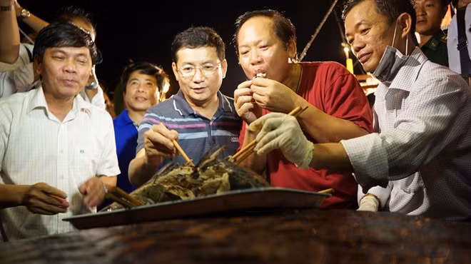 "Mọi người đã thấy tôi ăn cá được kiểm định đạt chất lượng. Tôi mong người dân Quảng Bình sẽ yên tâm mua và ăn cá giống như tôi", Bộ trưởng Thông tin và Truyền thông nói khi cùng mọi người ăn món cá ngừ luộc sả. Nguồn ảnh: Zing