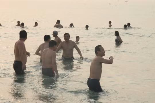 Trong đoàn còn có ông Phan Việt Cường, Phó bí thư Thường trực Tỉnh ủy Quảng Nam (người quay mặt vào bờ). Ảnh: Người Lao Động