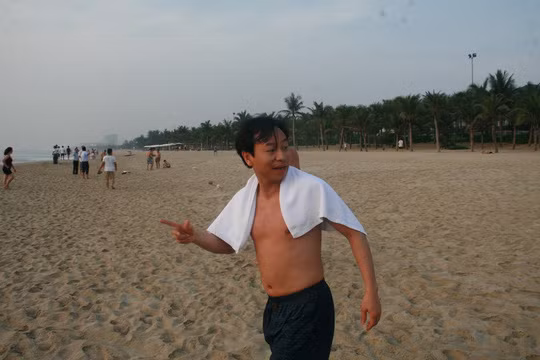 Sáng nay (1/5) tiếp tục nhiều lãnh đạo của TP Đà Nẵng như ông Nguyễn Xuân Anh, Bí thư Thành ủy; ông Võ Công Trí, Phó bí thư Thường trực Thành ủy; ông Huỳnh Đức Thơ, Phó bí thư Thành ủy, Chủ tịch UBND TP Đà Nẵng đã cùng nhau đến biển Mỹ Khê (TP Đà Nẵng) để tắm. Trong đoàn tắm biển còn có ông Phan Việt Cường, Phó bí thư Thường trực Tỉnh ủy Quảng Nam. Nguồn ảnh: Zing