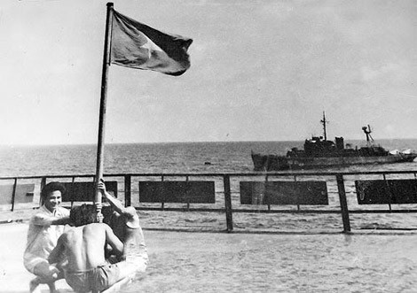 Về vũ khí chiến lợi phẩm hải quân, do VNCH khi tan rã đã lấy tàu chiến, tàu vận tải tháo chạy khiến số lượng thu giữ được không còn nhiều. Về trang bị chiến hạm, ta thu được một tàu khu trục hộ tống lớp Edsall có lượng giãn nước 1.590 tấn (Quân đội Sài Gòn đặt tên là HQ-04, sau ta đổi thành HQ-03), một khinh hạm lớp Barmegat có lượng giãn nước khoảng 2.500 tấn (ban đầu đặt tên là HQ-15, sau ta đổi thành HQ-01) và một vài tàu chiến cỡ nhỏ. Ảnh: Tàu HQ-01 làm nhiệm vụ bảo vệ quần đảo Trường Sa.