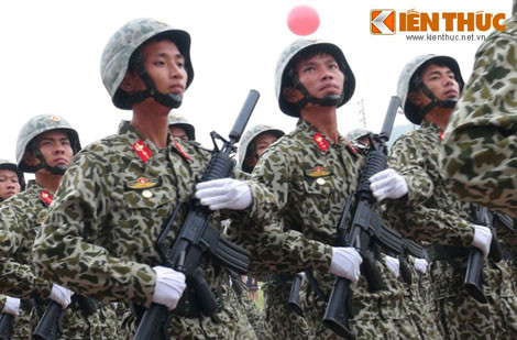 Súng trường M18 trang bị cho Đặc công QĐND Việt Nam vốn được tân trang lại dựa trên một mẫu súng thử nghiệm Mỹ cung cấp cho VNCH.