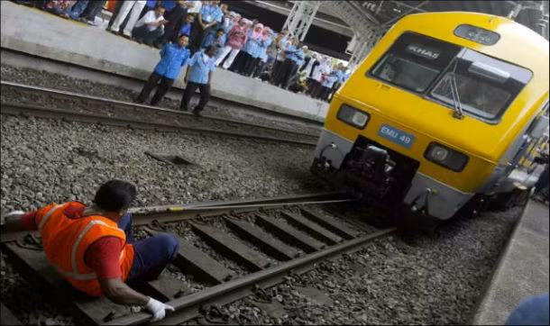 Rathakrishnan Velu, một người đàn ông Malaysia có biệt danh hài hước "King Tooth" - Vua răng hay Răng Thép có thể kéo một tàu bảy toa bằng cách sử dụng một sợi dây thép siết chặt vào răng của mình.