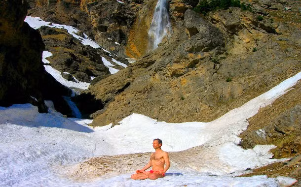 Có khả năng chịu được nhiệt độ cực lạnh, Wim Hof xứng đáng ​​là Iceman trong cuộc sống thực. Anh Hof hiện đang nắm giữ hai mươi mốt kỷ lục Guinness trong đó bao gồm một kỷ lục thế giới cho người có khả năng tắm trong bồn tắm nước đá lâu nhất. Hof cho biết mình có khả năng tự "tăng nhiệt độ của cơ thể" bằng cách sử dụng tâm trí của mình.