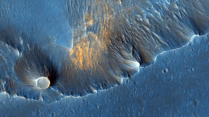 Thăm dò vũ trụ không chỉ có robot tự hành Curiosity và Opportunity, cơ quan hàng không vũ trụ Mỹ, NASA còn tung lên sao Hỏa một tàu quỹ đạo thăm dò có tên Mars Reconnaissance Orbiter (MRO). Nhờ có MRO, con người đã được chiêm ngưỡng những bức ảnh tuyệt đẹp về hành tinh đỏ. Dưới đây là Top 10 bức ảnh sao Hỏa đẹp ngoạn mục do MRO chụp được.