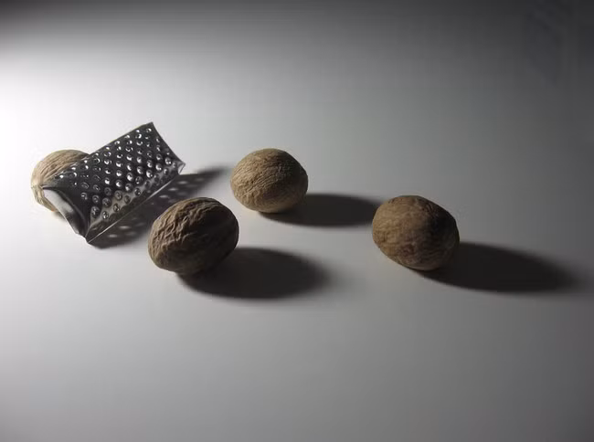 Hạt nhục đậu khấu nghe có vẻ chẳng liên quan đến những vụ giết người. Tuy nhiên liều lượng lớn loại gia vị có vẻ vô hại này trên thực tế có thể giết bạn. Hạt nhục đậu khấu có thể gây ảo giác, co giật, thậm chí tử vong nếu không được cấp cứu kịp thời.