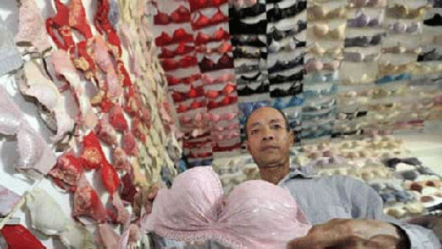 Hơn 5.000 chiếc áo lót đã được Chen Qingzu, một người đàn ông sống ở Hải Nam, Trung Quốc sưu tập trong hơn 20 năm qua bằng cách thu thập tại hơn 30 trường đại học, cao đẳng nơi ông sinh sống. Chúng là những thứ đồ dùng cá nhân mà các sinh viên nữ đã thải loại. Chen Qingzu cho biết ông sưu tập áo lót nhằm góp phần cảnh báo cộng đồng về mối nguy hiểm của căn bệnh ung thư vú.